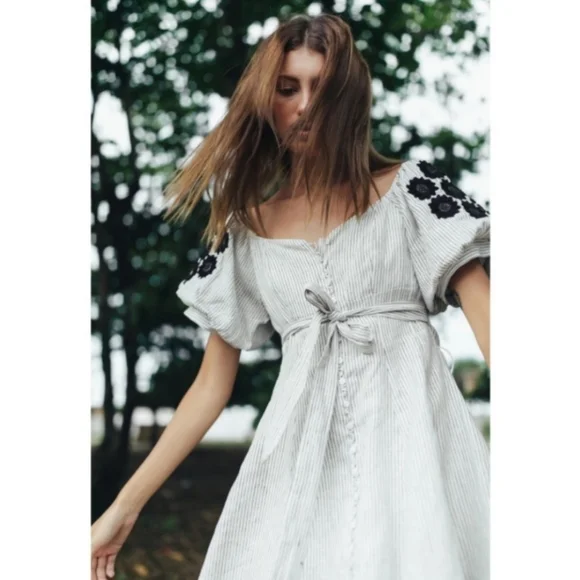 Elegant Off-Shoulder Striped Dress - Picture 3 of 16